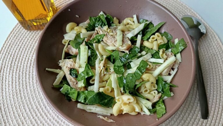 Chicken-Pasta-Salad-with-Spinach-and-Cabbage