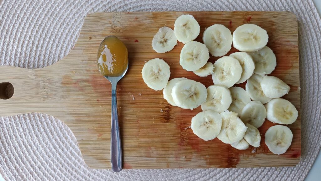 cutting-the-banana-blueberry-oatmeal-smoothie-bowl