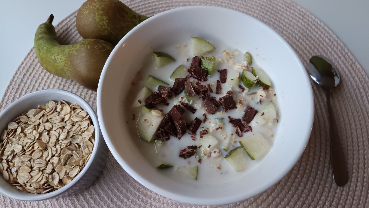 Overnight-porridge-pear-chocolate